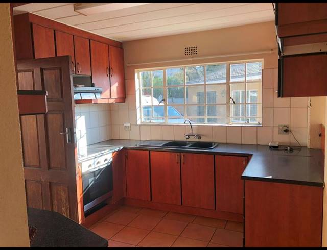 4 BEDROOM HOUSE FOR SALE IN STRUBENSVALLEI